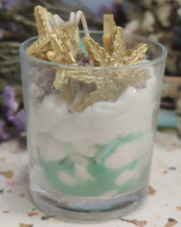 Χριστουγεννιάτικο χειροποίητο κερί με glitter και αστέρια από καλούπι σιλικόνης σε άρωμα whiskey caramel