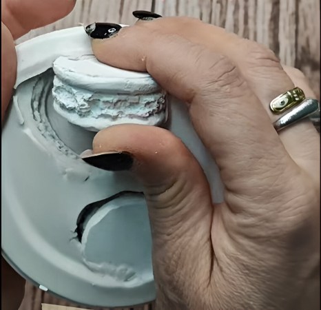 Χέρια δημιουργούν χειροποίητο καλούπι με υλικά από το xeirokamoto.gr – DIY κατασκευή βήμα-βήμα