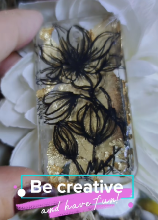 Χειροποίητο μενταγιόν με ρητίνη UV και διακοσμητικά υλικά από το xeirokamoto.gr