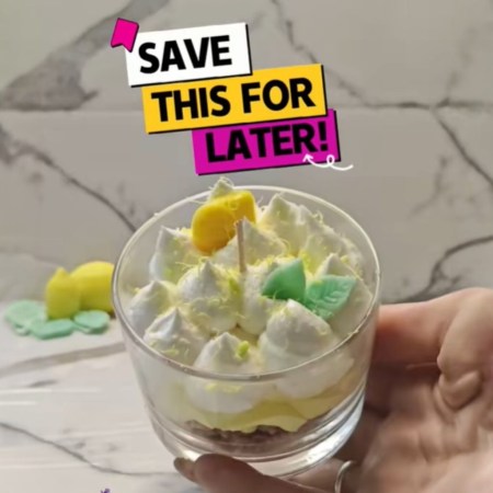 Χειροποίητο κερί λεμονόπιτα σε ποτήρι με food effect και άρωμα λεμόνι