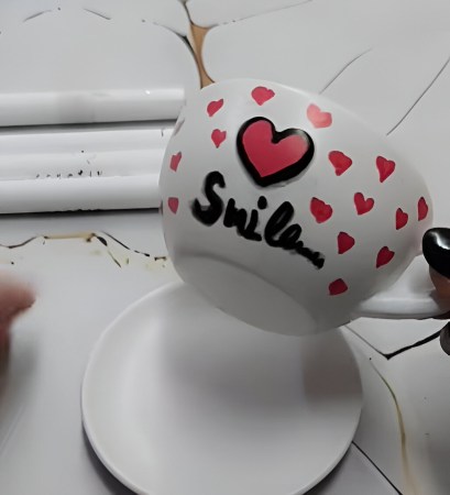 Χέρι εφαρμόζει υλικό αδιαβροχοποίησης σε χειροποίητο αντικείμενο από πορσελάνη – DIY από το xeirokamoto.gr