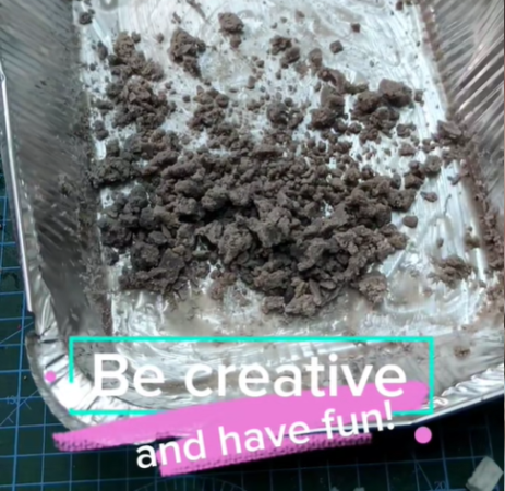 Χειροποίητο κερί crumble με όψη θρυμματισμένου μπισκότου και άρωμα cookies