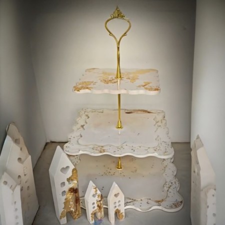 Χειροποίητη τριώροφη τουρτιέρα από πορσελάνη και υγρό γυαλί με φυσικά στοιχεία