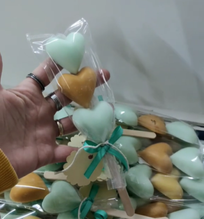 Χειροποίητα wax melts σε σχήμα καρδιάς με άρωμα baby kiss για δώρο νεογέννητου