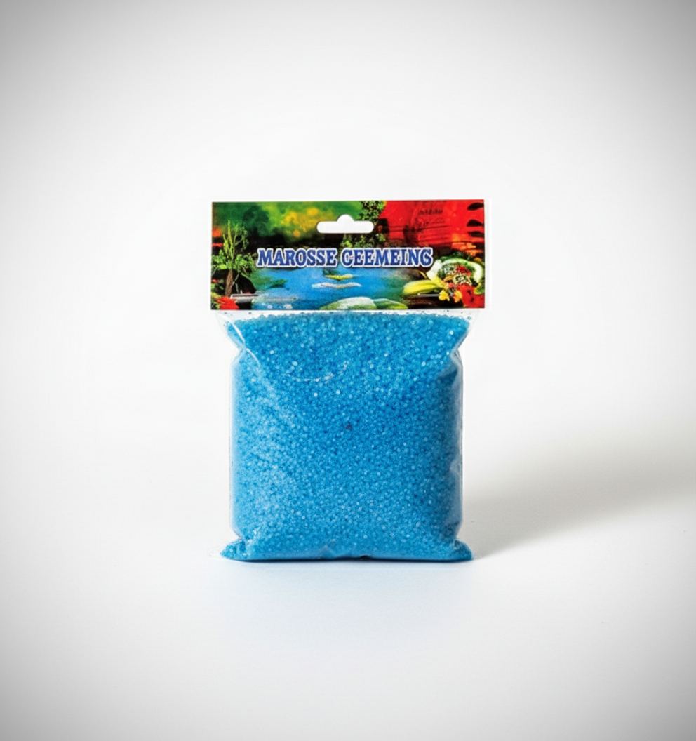 Στοίβα από μπλε διακοσμητική χρωματιστή άμμο σε λευκό φόντο