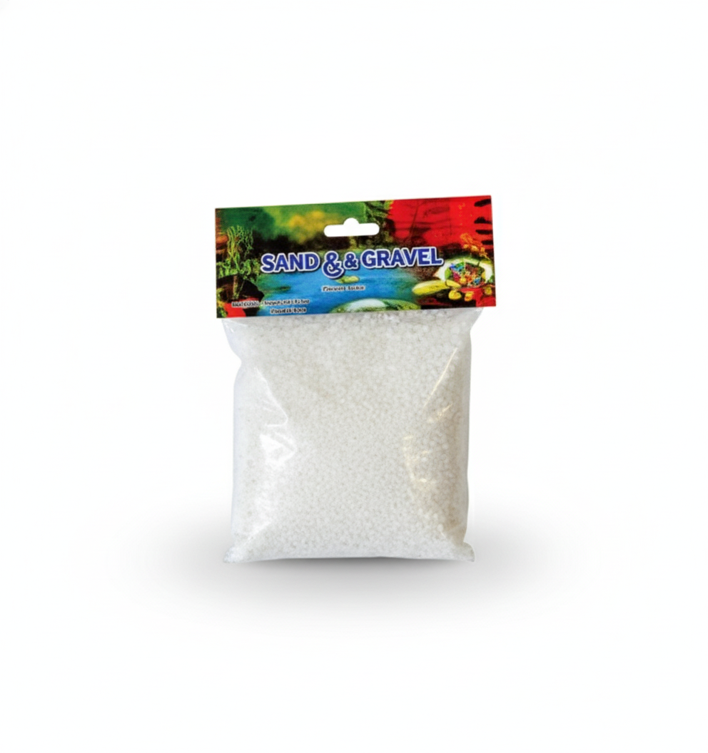 Στοίβα από  Λευκό διακοσμητική χρωματιστή άμμο σε λευκό φόντο