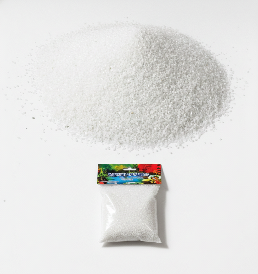 Στοίβα από  Λευκό διακοσμητική χρωματιστή άμμο σε λευκό φόντο