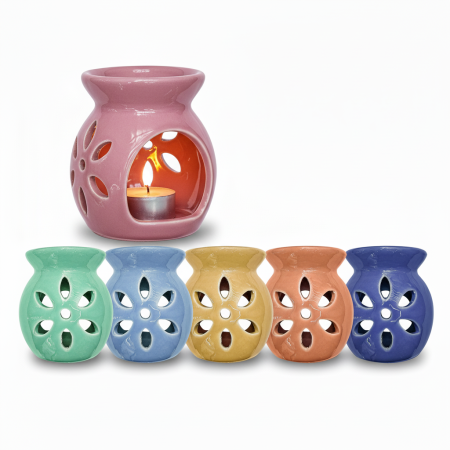 Ποικιλία κεραμικών αρωματιστών χώρου με σχέδιο λουλουδιών και αναμμένο κεράκι ρεσώ