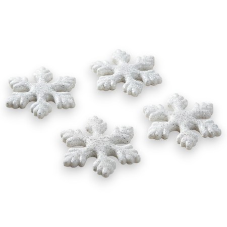 Λευκές χριστουγεννιάτικες χιονονιφάδες με γκλίτερ κρεμασμένες σε χριστουγεννιάτικο δέντρο και σεμονωμένο λευκό φόντο.