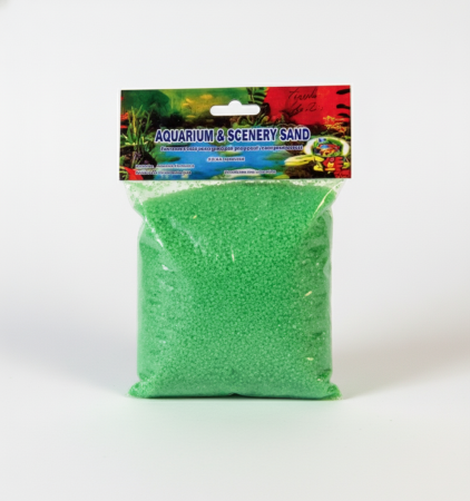 Στοίβα από Ανοικτό Πράσινο διακοσμητική χρωματιστή άμμο σε λευκό φόντο