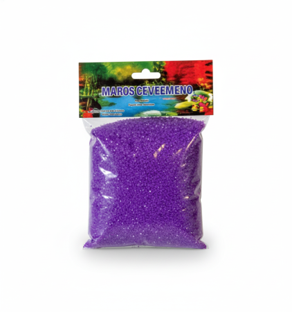 Στοίβα από Μωβ  διακοσμητική χρωματιστή άμμο σε λευκό φόντο