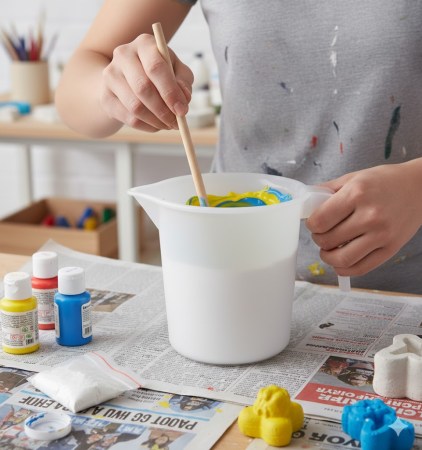 Πλαστικός δοσομετρητής-δοχείο λευκό 1300ml για μέτρηση ρητίνης, φυτικού κεριού και υλικών χειροτεχνίας.