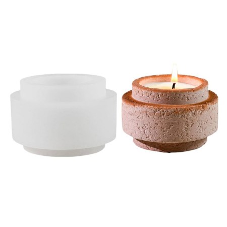 Λευκό καλούπι σιλικόνης δίπλα σε ένα τελικό, ανάγλυφο κηροπήγιο από πηλό με αναμμένο κερί