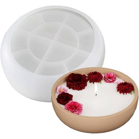 Λευκό στρογγυλό καλούπι σιλικόνης σε σχήμα μπολ και ένα τελικό κερί με λουλούδια μέσα σε ένα παρόμοιο μπολ.