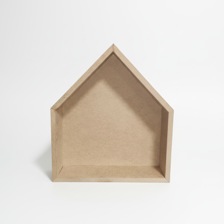 Κενή ξύλινη κατασκευή MDF σε σχήμα σπιτιού με διαστάσεις 28x24.5x6.5cm, έτοιμη για διακόσμηση.