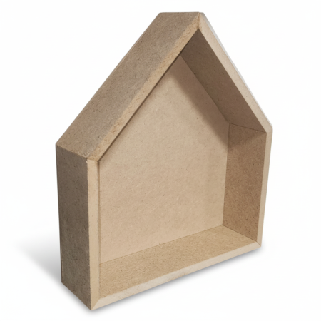 Κενή ξύλινη κατασκευή MDF σε σχήμα σπιτιού με διαστάσεις 28x24.5x6.5cm, έτοιμη για διακόσμηση.
